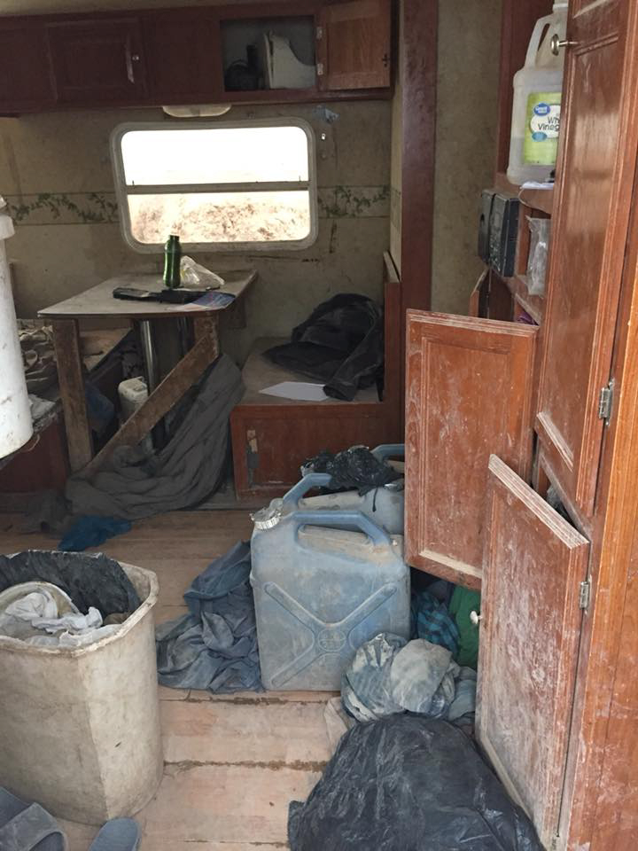 FOTO | Polițiștii americani au salvat 11 copii dintr-un adăpost improvizat, unde locuiau alături de ”extremiști”