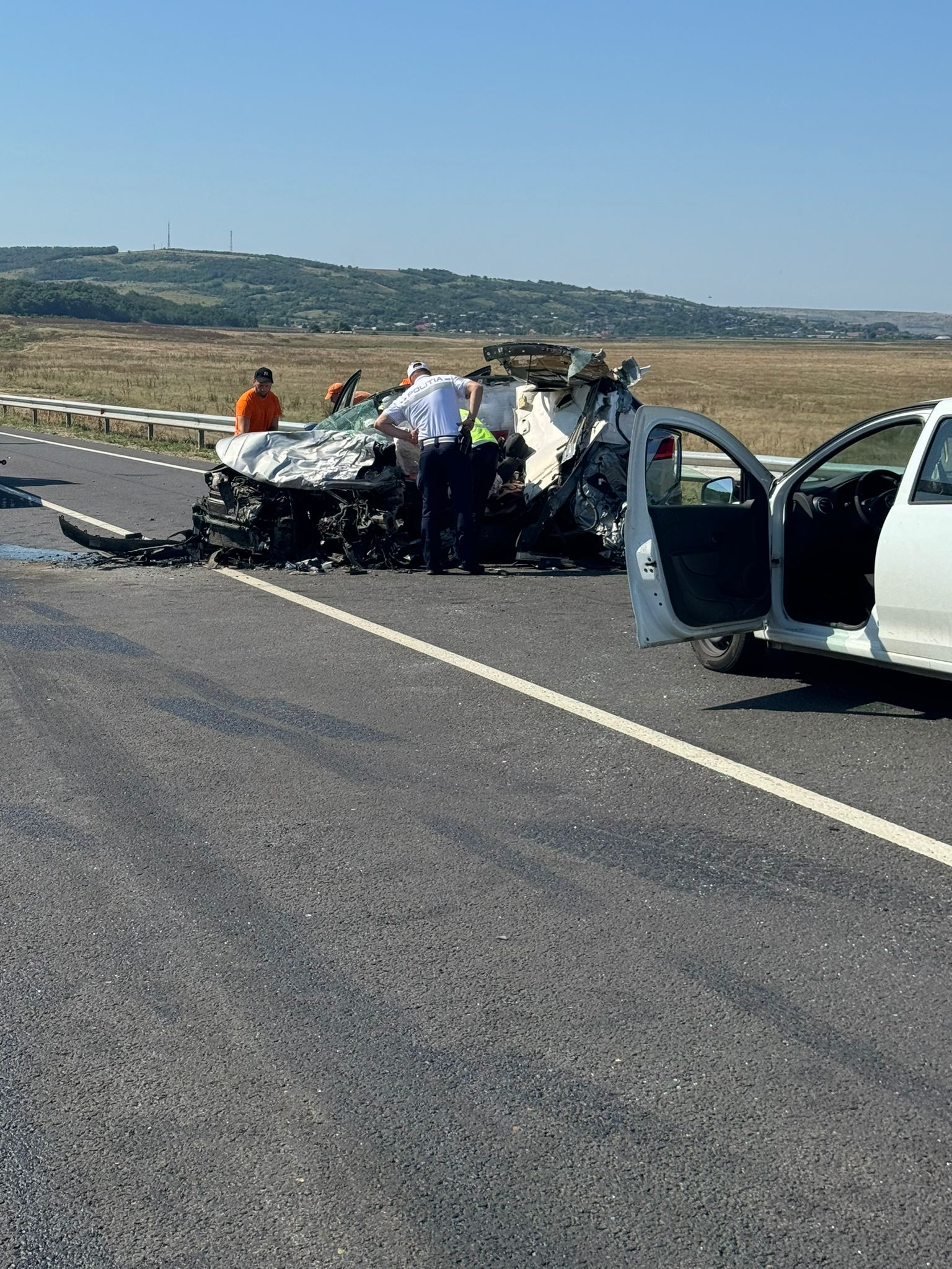 O mașină de teren a intrat sub un TIR și a fost complet strivită, pe șoseaua de centură din Bârlad. Șoferul a murit pe loc