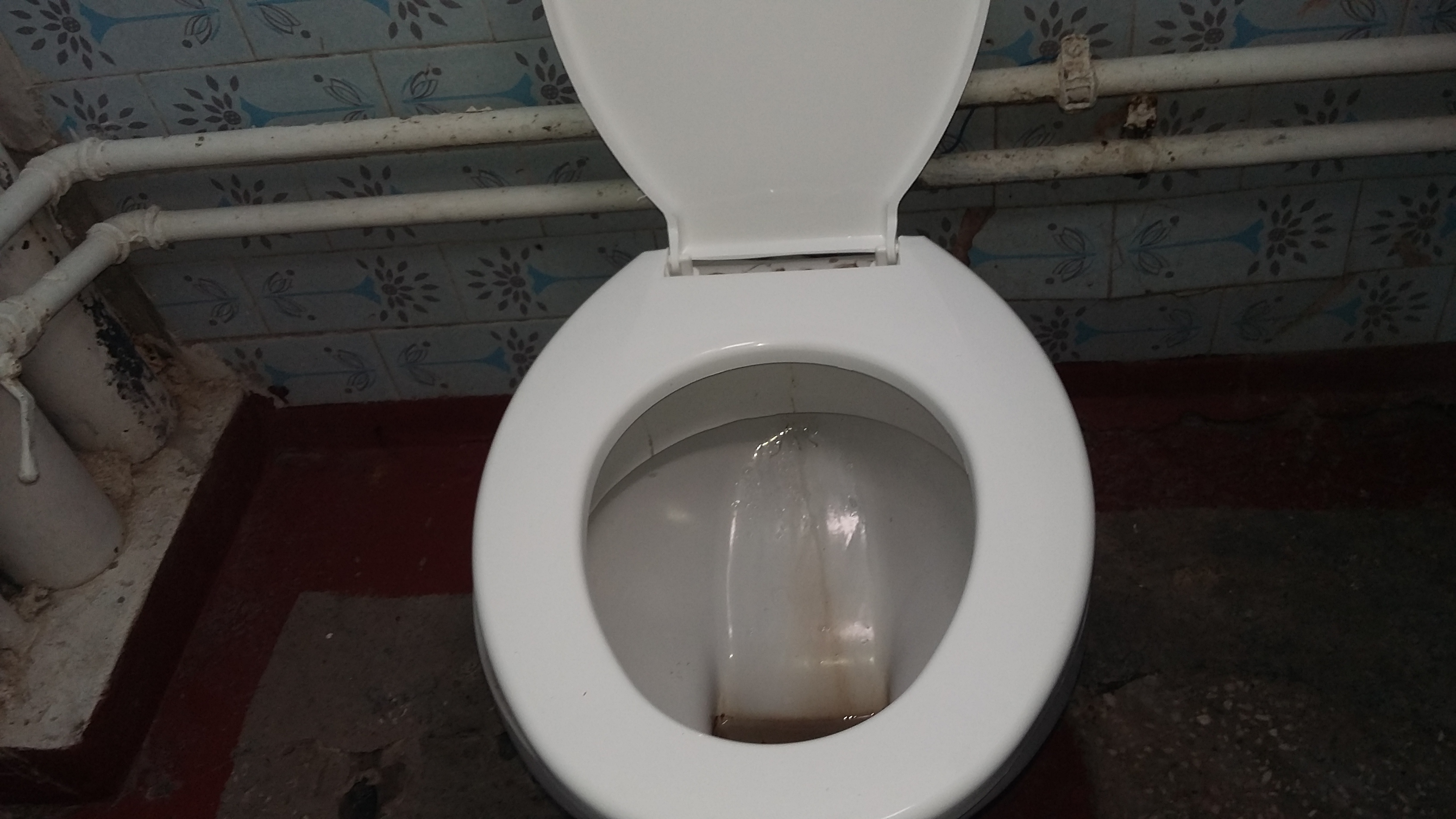 Saloane fără apă caldă, cu igrasie și toalete murdare în spitalul din Tecuci FOTO&VIDEO