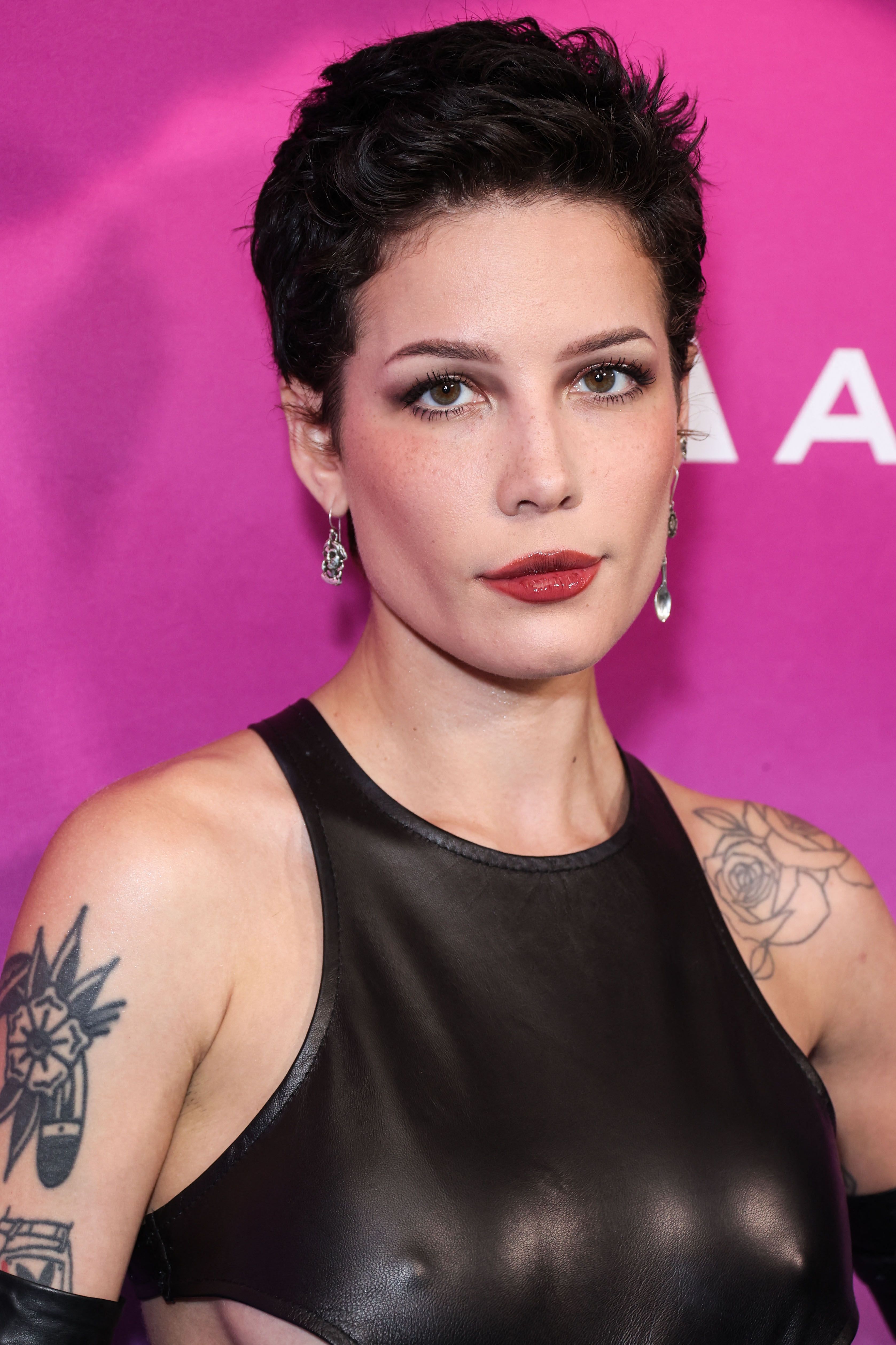 Halsey, diagnosticată cu două boli grave: „Sunt norocoasă că sunt în viață”. Artista s-a filmat în timpul tratamentului