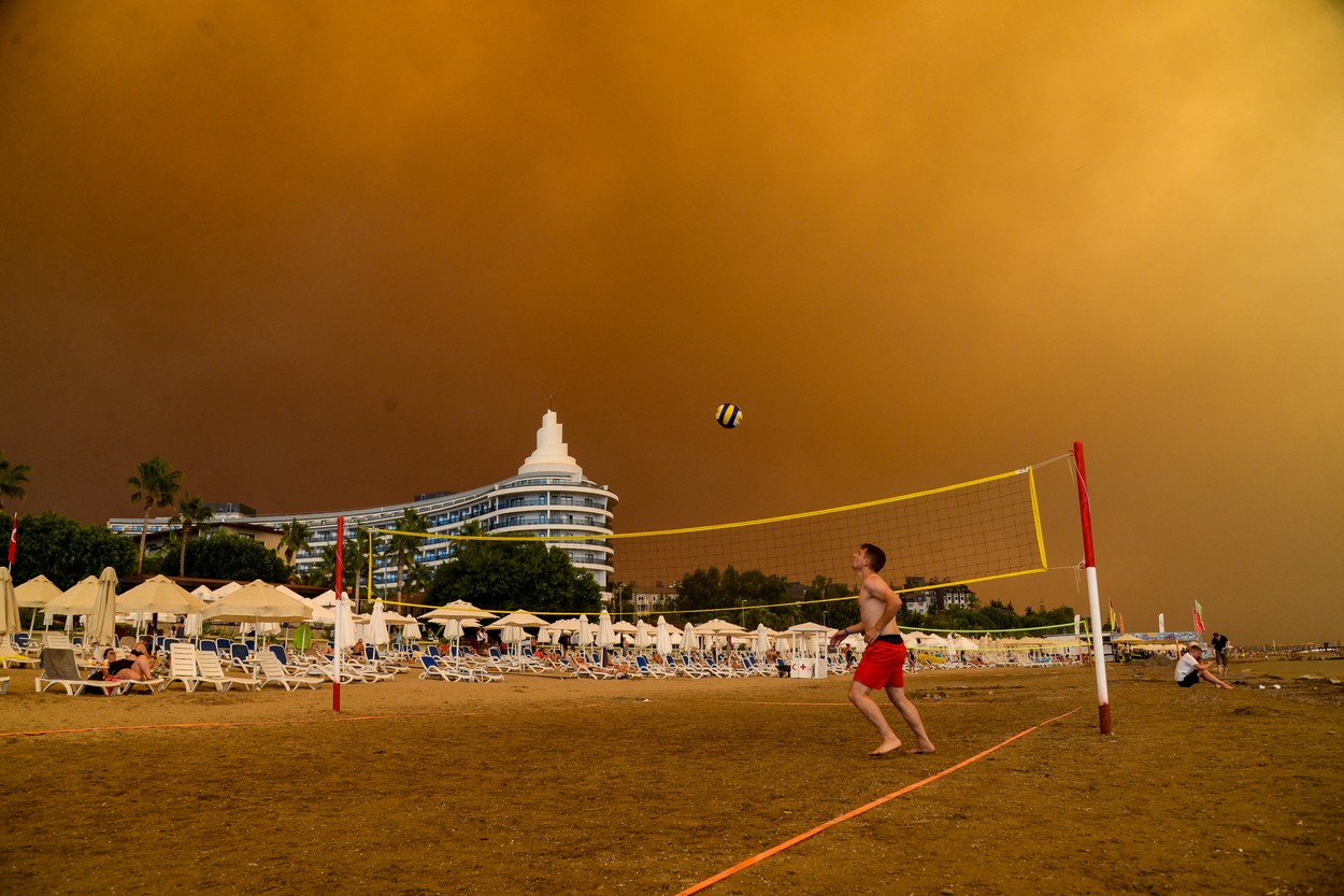 „Nu am mai văzut așa dezastru”. Imagini cu incendiile devastatoare din Turcia | VIDEO