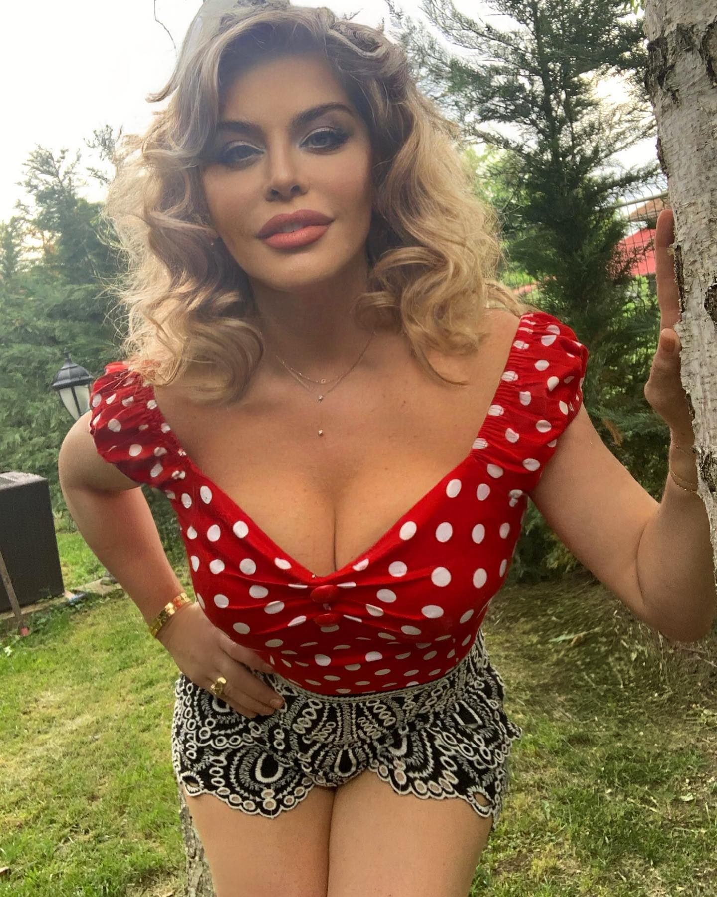 Loredana Groza, îmbrăcată într-un body care dă senzația că e dezbrăcată. Fanii au reacționat: „Nu pot să te felicit pentru ceva care este extravagant”