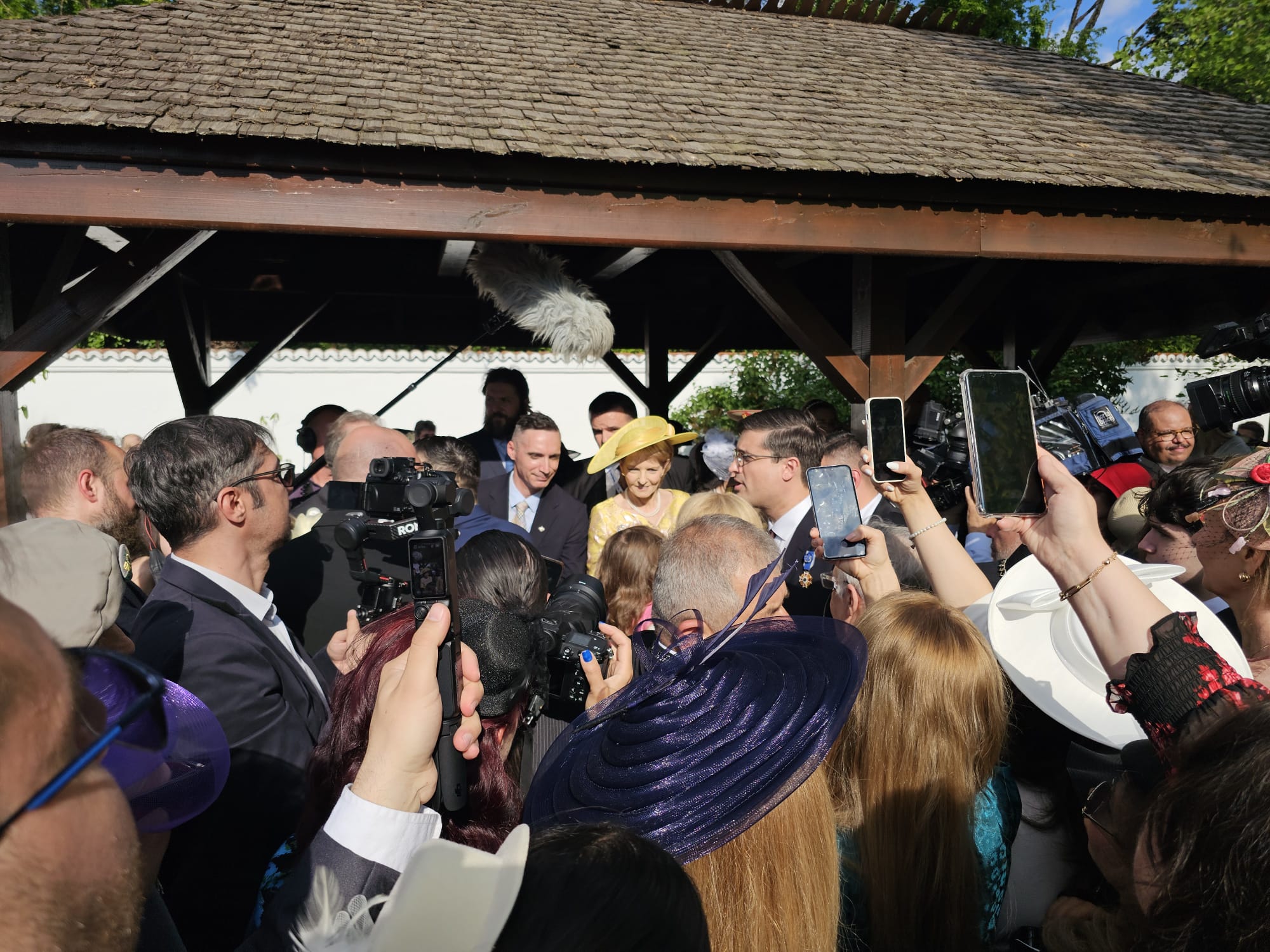 Câteva mii de invitați, inclusiv politicieni, au celebrat Ziua Regalității, pe 10 mai, printr-un Garden Party la Palatul Elisabeta | VIDEO