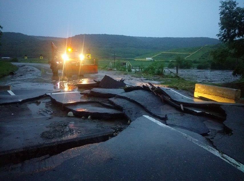 UPDATE Un drum european din județul Vaslui, rupt în două locuri de viitură