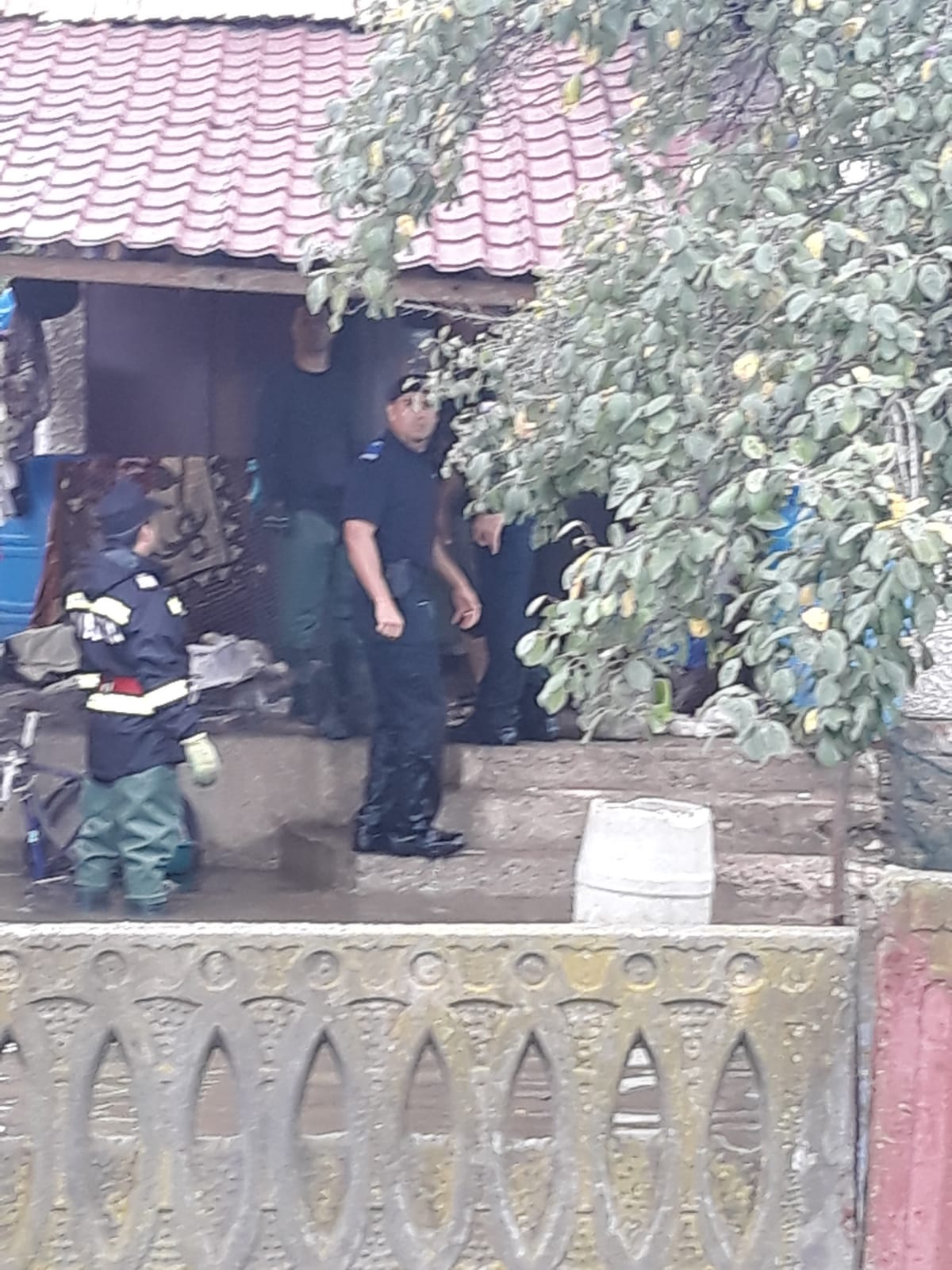 Aproape 70 de oameni au fost evacuați de jandarmi din case în Băbeni, Vâlcea. Râul Bistrița a ieșit din matcă / FOTO