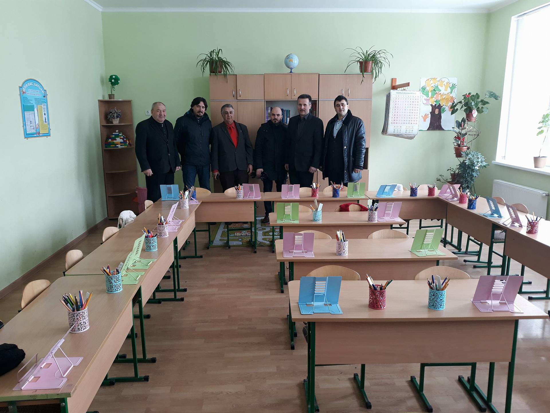 Profesori din Bacău au dus cărți la școlile românești din Cernăuți. De ce sunt școlile românești păzite de jandarmi