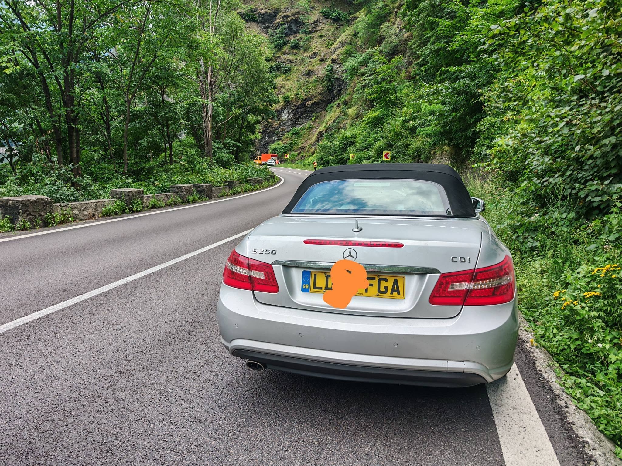 Un Mercedes cu numere de Anglia a blocat DN7 după ce a fost lăsat pe șosea. Cât l-a costat pe șofer „parcarea” pe Valea Oltului și ce explicație le-a dat polițiștilor