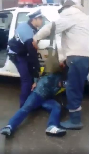 UPDATE. Polițist agresat de localnici în Tulcea, în timp ce încătușa un individ. A fost pălmuit