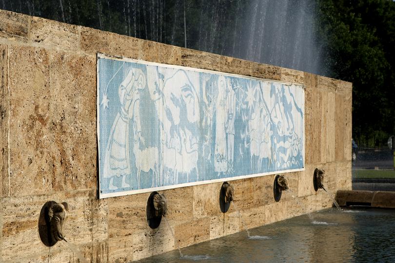GALERIE FOTO/ Monumentul Fântâna Miorița s-a degradat. Mozaicul original, depreciat de intemperii, timp și nepăsare