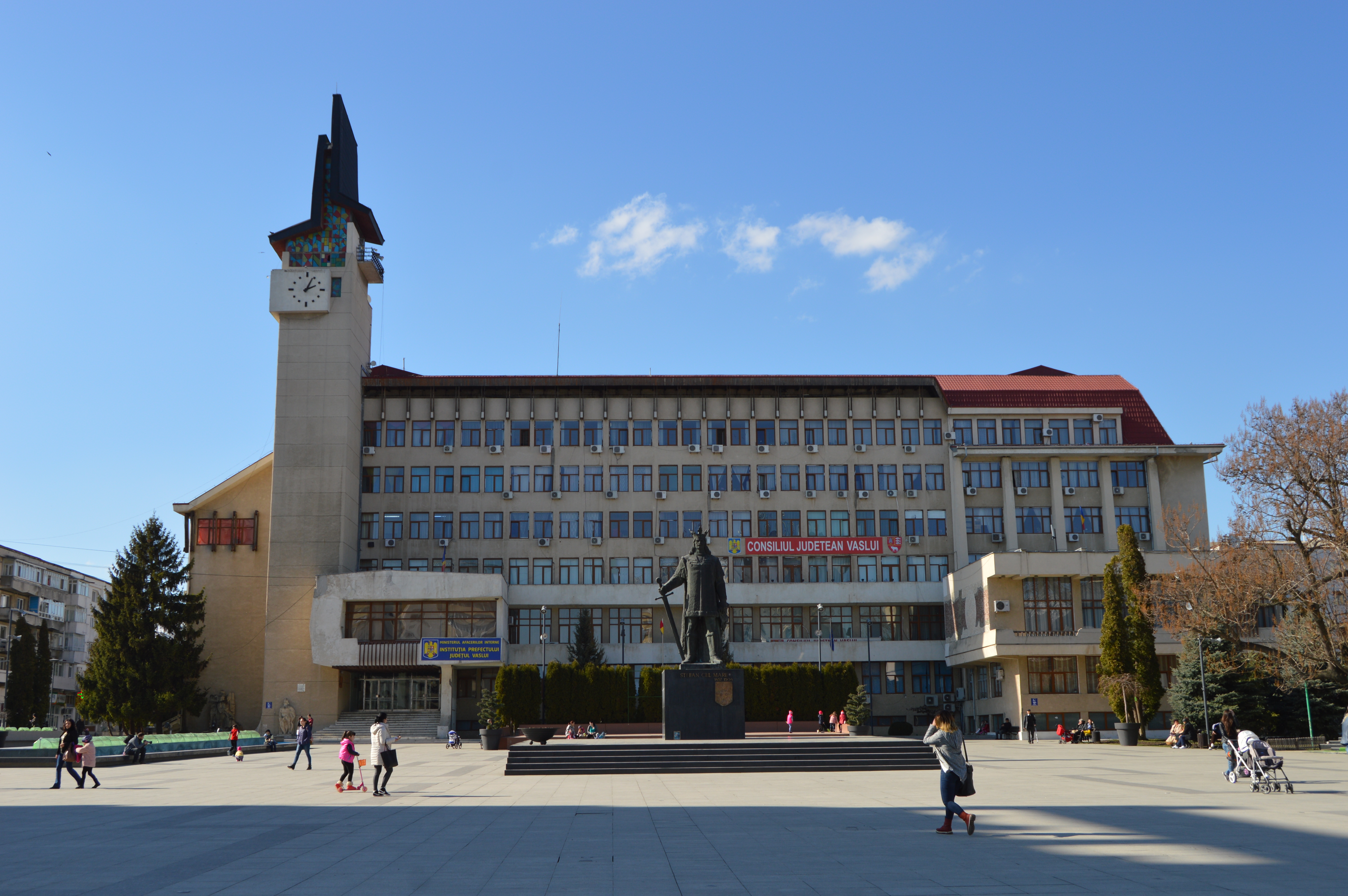 TURIST ÎN ȚARA MEA. Cel puțin zece motive să petreci Paștele la Vaslui! Orașul unde iarba se tunde cu foarfeca și unde celebra fântână cinetică a fost ascunsă de Ceaușescu