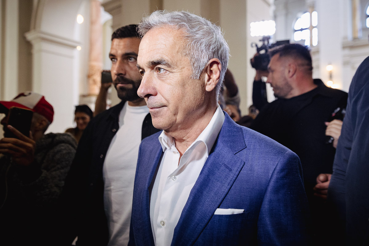 Călin Georgescu în sala de judecată. Ce a făcut în timpul procesului în care e acuzat de complicitate la tentativă de lovitură de stat
