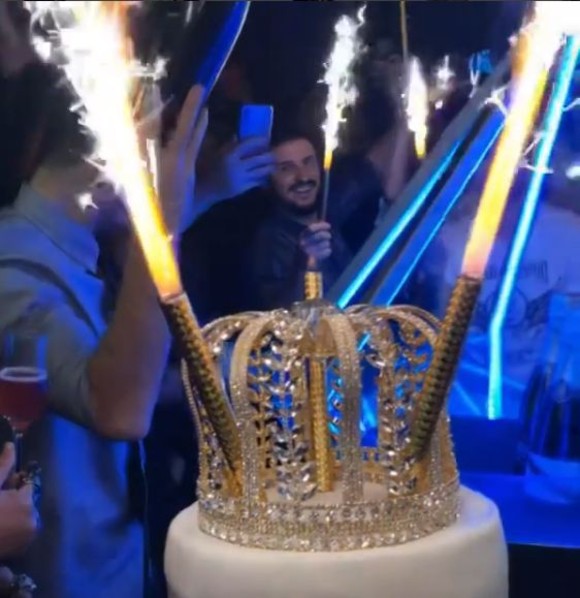 Cătălin Botezatu s-a distrat regește de ziua lui. Tortul te lasă mască - nimeni nu se aștepta la așa ceva | FOTO