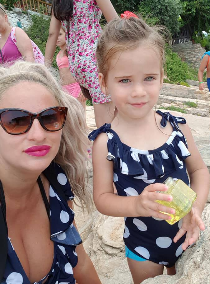 Cum le-a răspuns Sânziana Buruiană celor care au criticat-o că își alăptează încă fetița la 3 ani