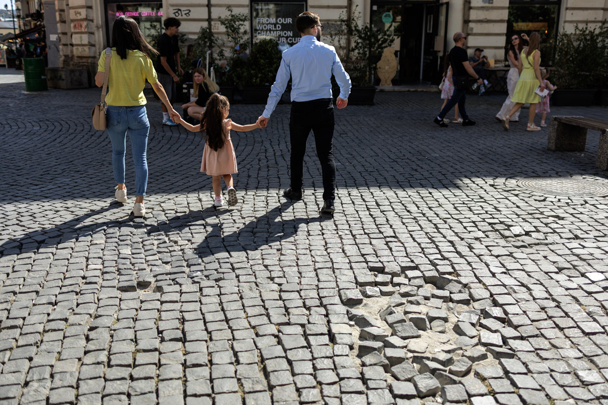 Curățarea Centrului Istoric a început, dar nu se vede. Cea mai profitabilă zonă turistică din București arată deplorabil