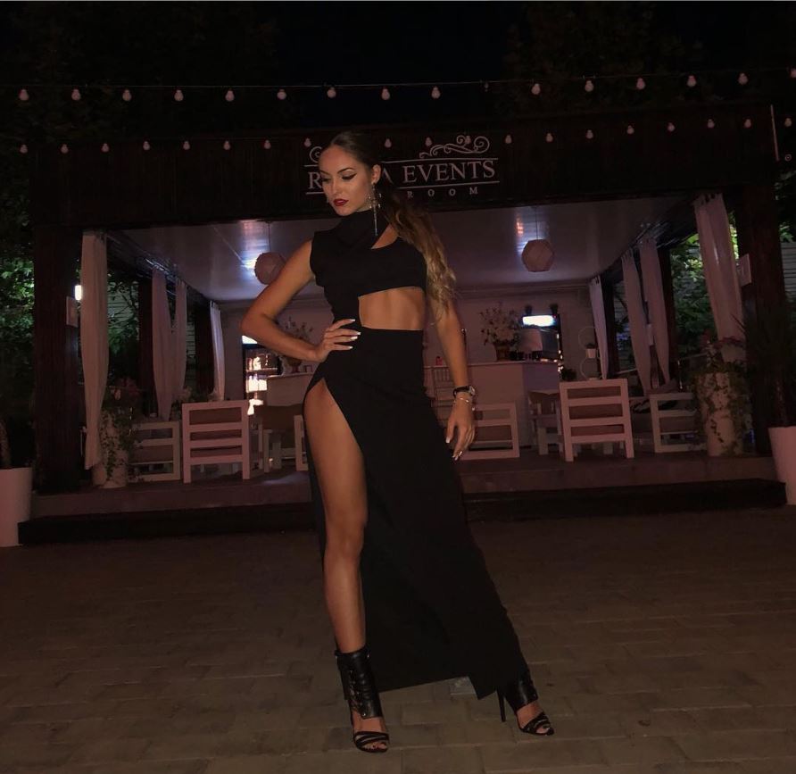 GALERIE FOTO | De la arbitru de fotbal la dansatoare într-un club de fițe. Cum arată Roberta Anghel, cel mai sexy antrenor de fitness