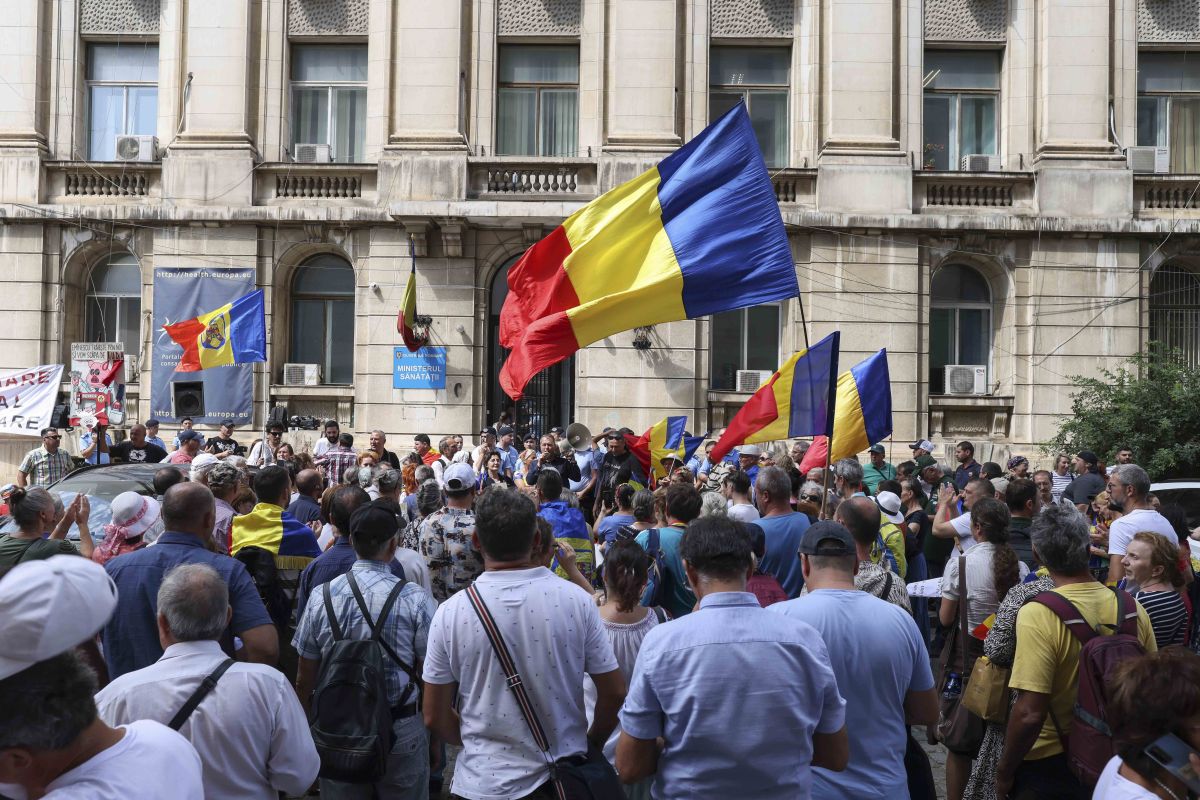 Mai mulți jurnaliști, loviți la protestul AUR anti-vaccin. Organizatorii au instigat oamenii să forțeze intrarea în Ministerul Sănătății, acuză Jandarmeria