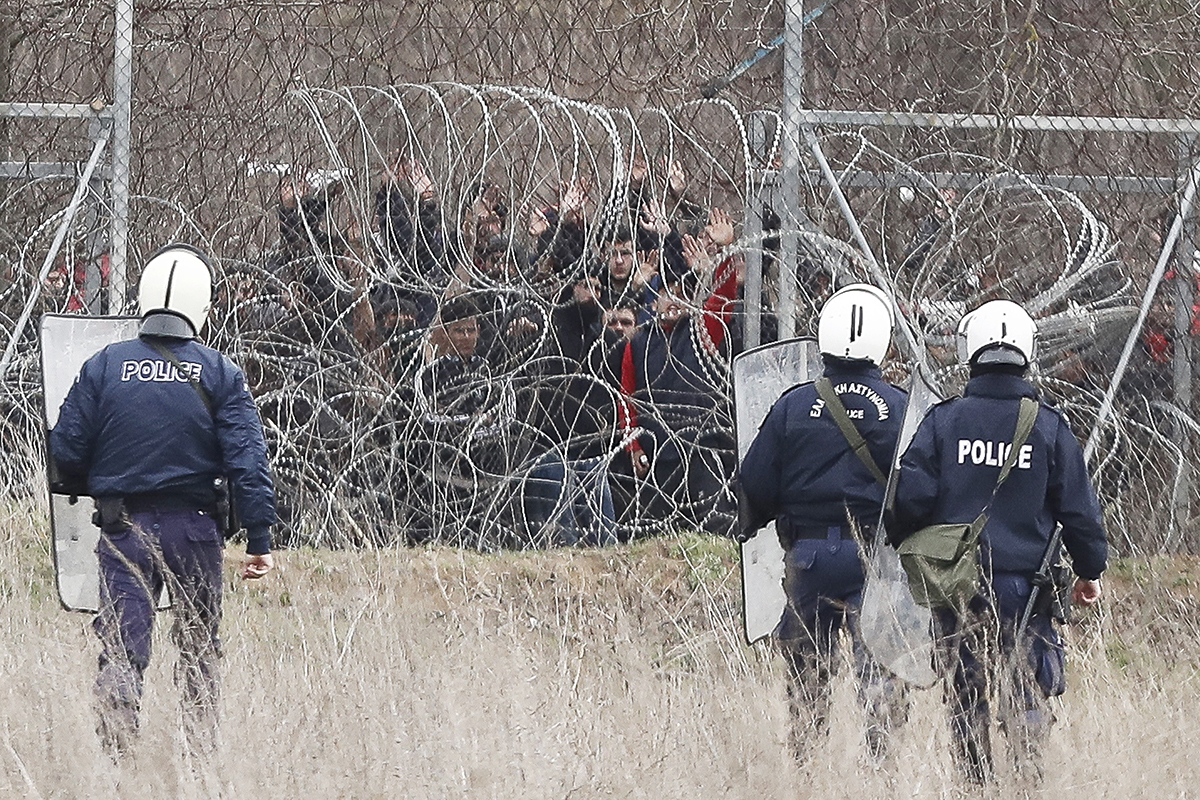 Corespondență de la granița Greciei cu Turcia. Reporterul Mircea Barbu, printre grănicerii eleni care încearcă să țină în loc 20.000 de migranți