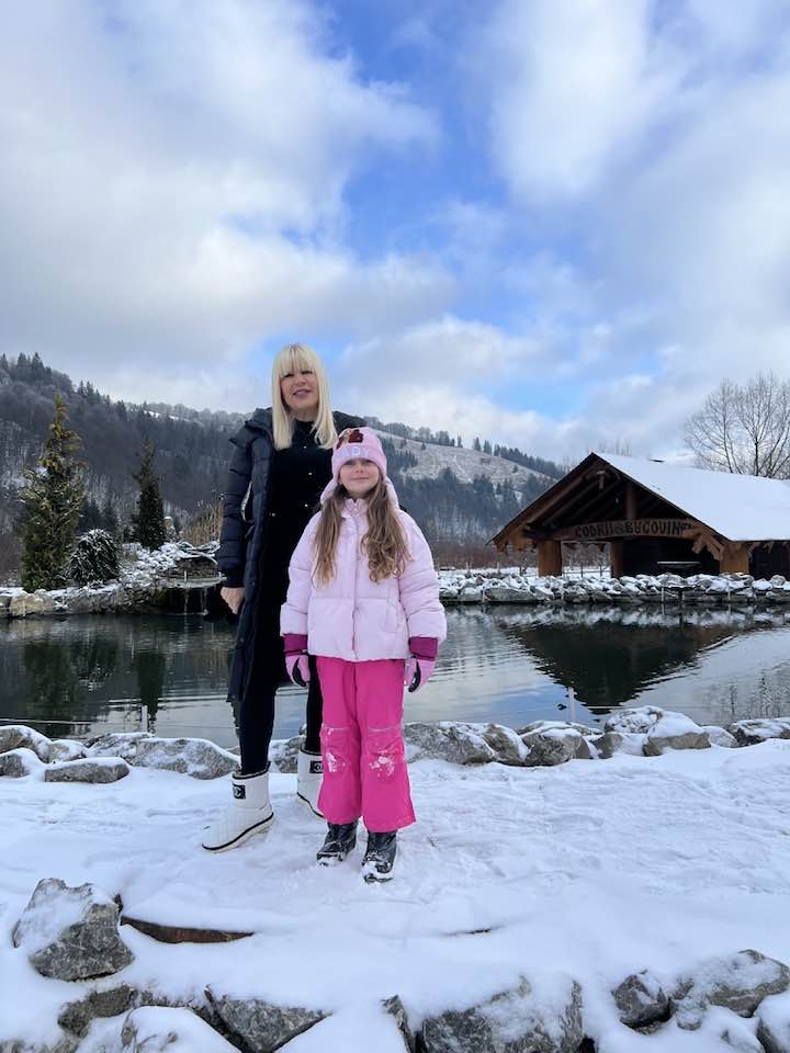 Elena Udrea, apariție spectaculoasă în rolul de nașă. Imagini cu rochia roșie cu trenă aleasă pentru marele eveniment