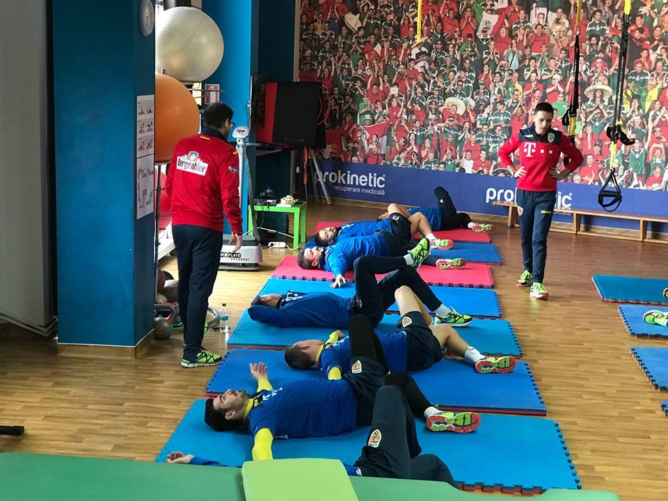 Fotbaliștii naționalei României au menajat gazonul de pe ”Ion Oblemenco”. Unii pe sintetic, alții la sală / GALERIE FOTO