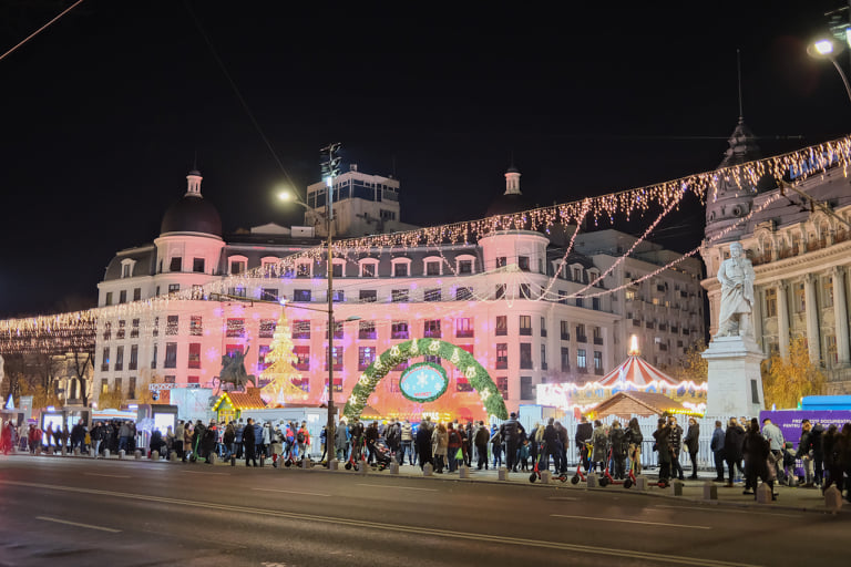 Cozi și aglomerație la târgurile de Crăciun din țară. Imagini din Sibiu, Cluj-Napoca și București