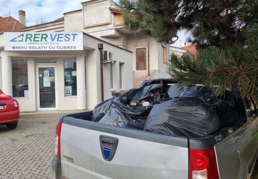 Locuitorii unei străzi din Alba Iulia și-au dus gunoiul la sediul firmei de salubritate. Societatea nu a mai ridicat gunoiul de două săptămâni