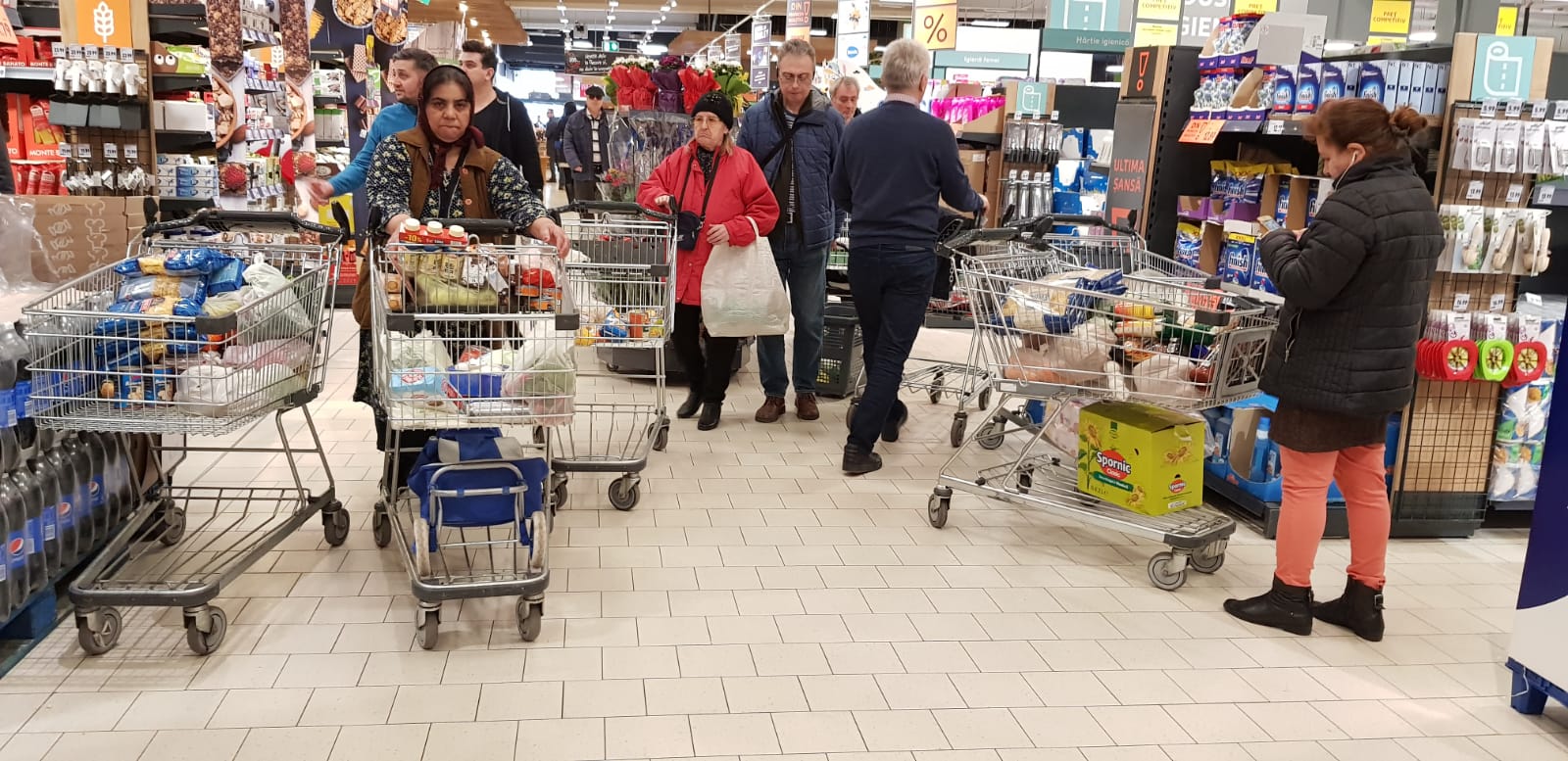 FOTO | Cozi la supermarketuri, de teama coronavirusului: „Ca de Crăciun, Paște sau 1 Mai a fost”