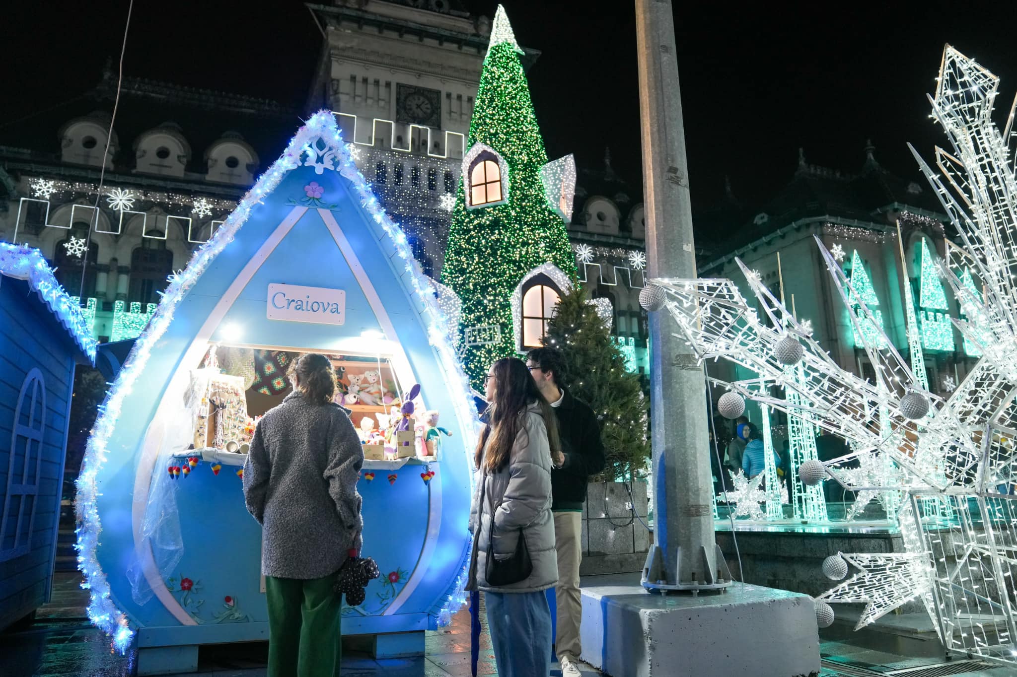 FOTO. Târgul de Crăciun de la Craiova și-a deschis porțile: o roată panoramică-gigant, patinoar, căsuțe cu produse tradiționale și două milioane de beculețe au transformat Bănia