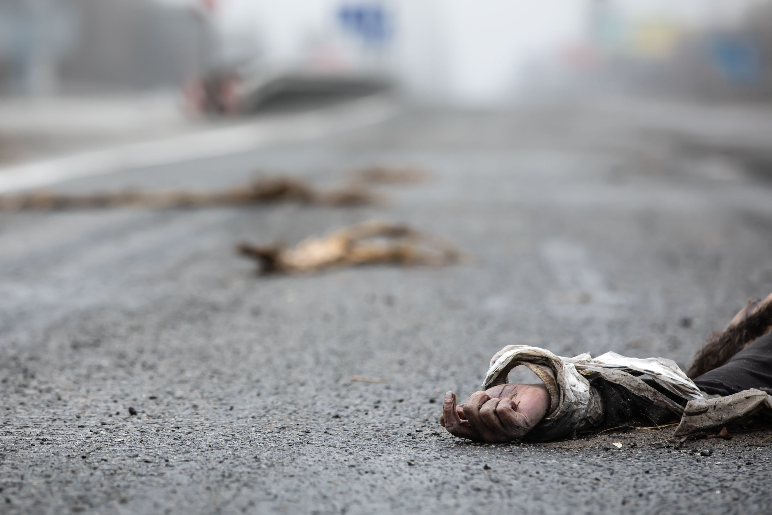 „Ne-au pus în genunchi și au început să ne caute de ceasuri, bani. Cine luptase de partea Ucrainei era împușcat imediat”. Mărturie din infernul de la Bucha. FOTO cu impact emoțional