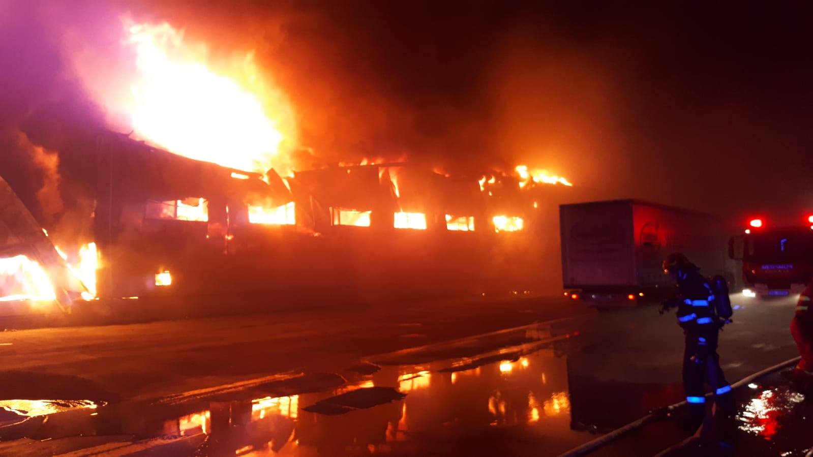 UPDATE: Incendiu violent la cea mai mare fabrică de condimente din România! Flăcările nu au fost stinse nici după 15 ore de la începutul intervenției (FOTO&VIDEO)