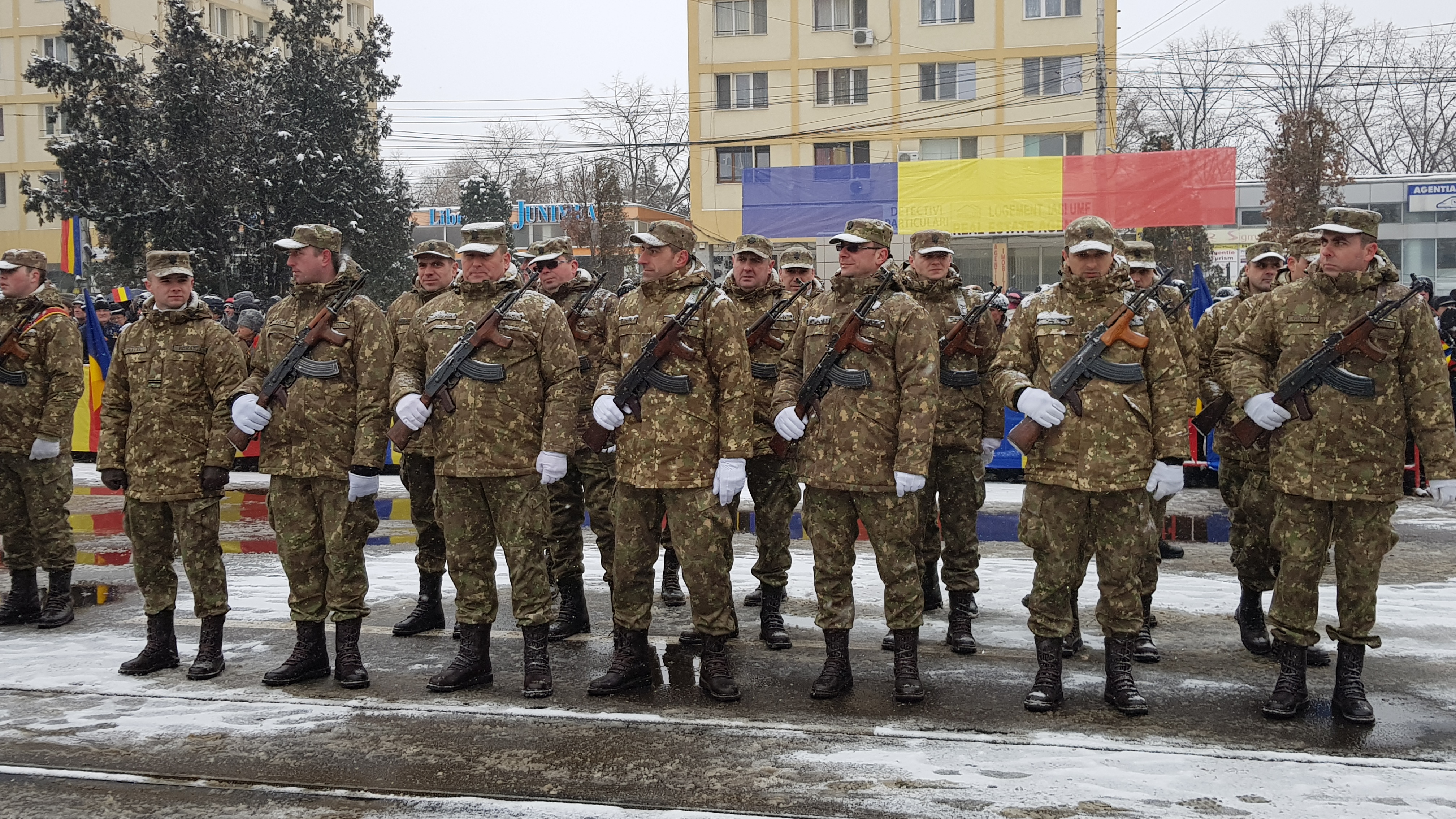 VIDEO&FOTO/ Ninsoare abundentă, huiduieli și discursuri anoste la Iași, în ziua Micii Uniri