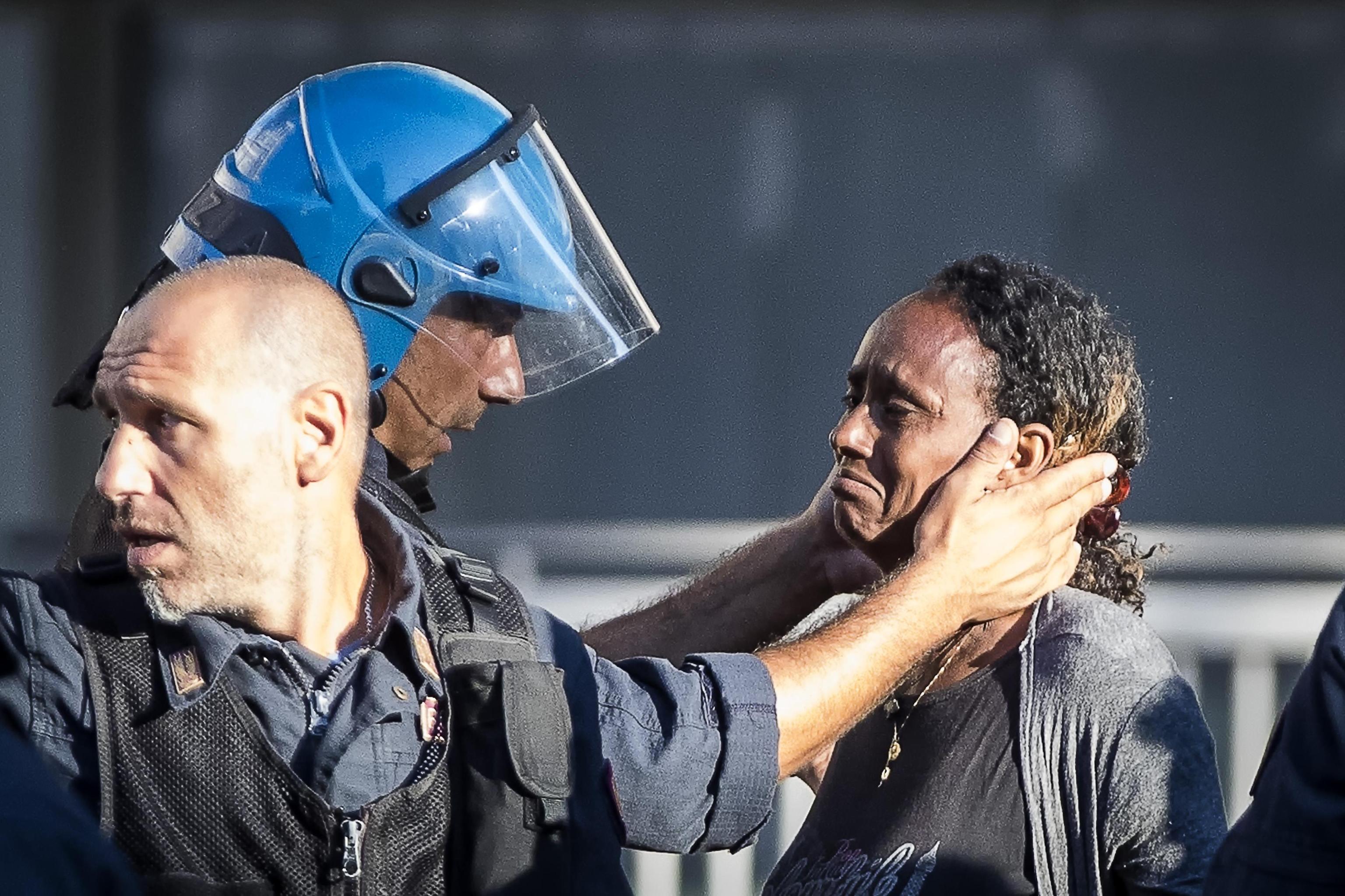 FOTO | Violențe la Roma, între poliție și refugiații care au ocupat o piață
