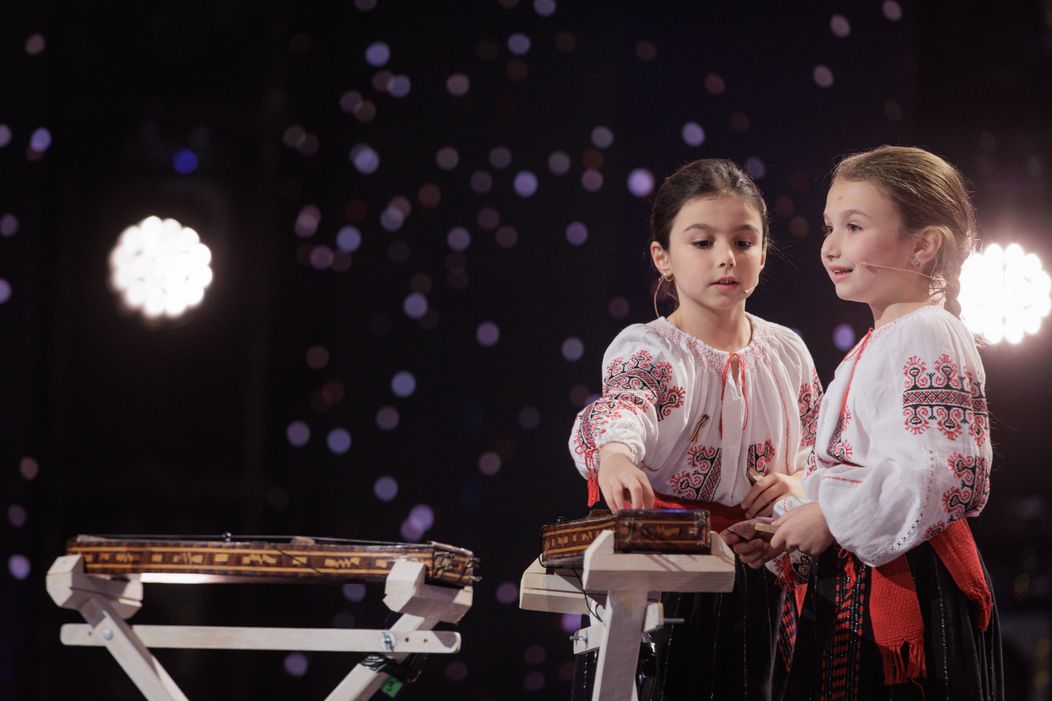 Surorile Bucur de la Românii au talent 2025, admiratoare înfocate ale Petrolul Ploiești. „Bobiță, tu ne ești dușman! Tu ții cu Universitatea Craiova”