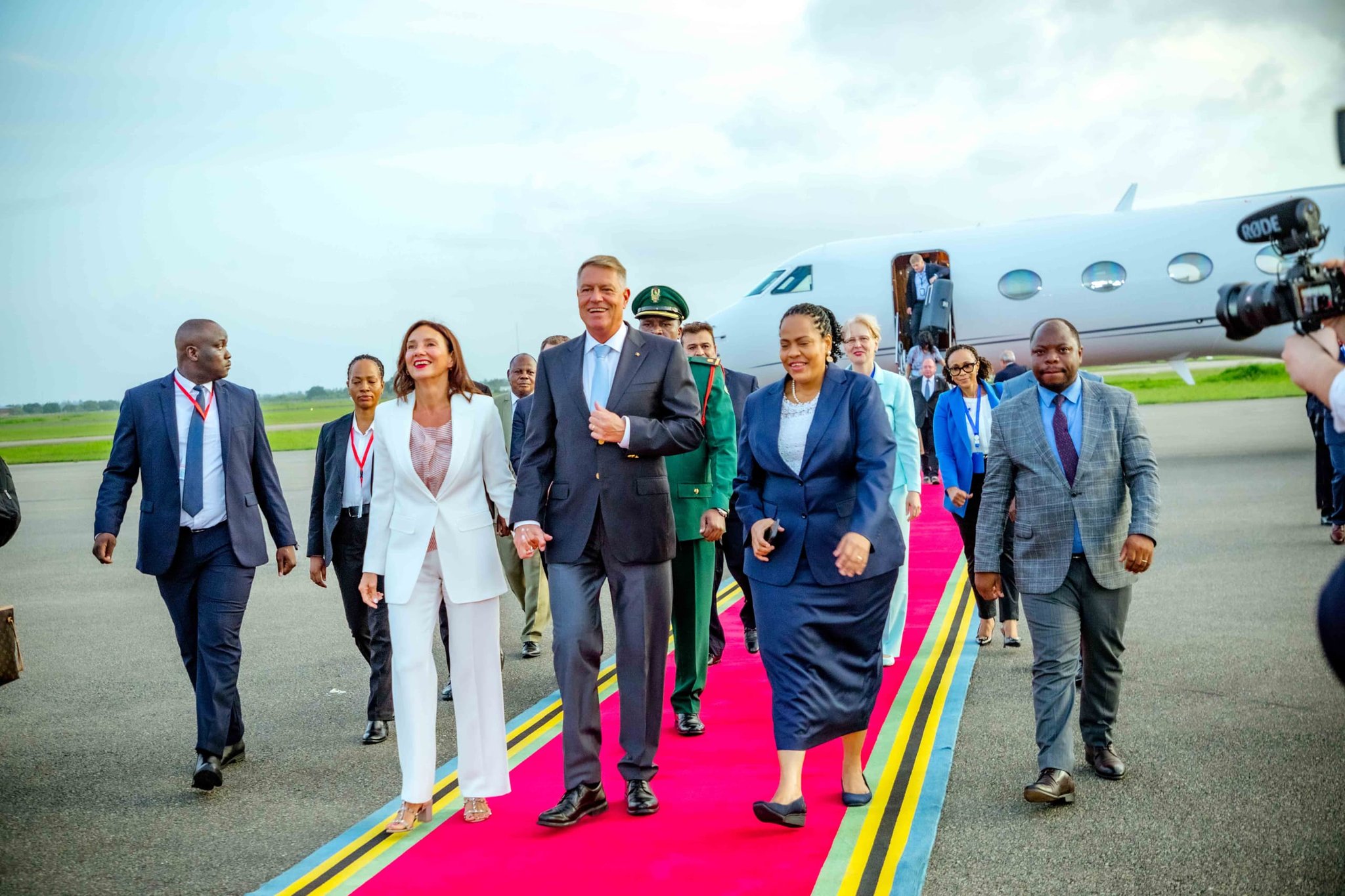 Klaus Iohannis, în Tanzania, a doua țară vizitată în turneul din Africa. Cum a fost întâmpinat - VIDEO