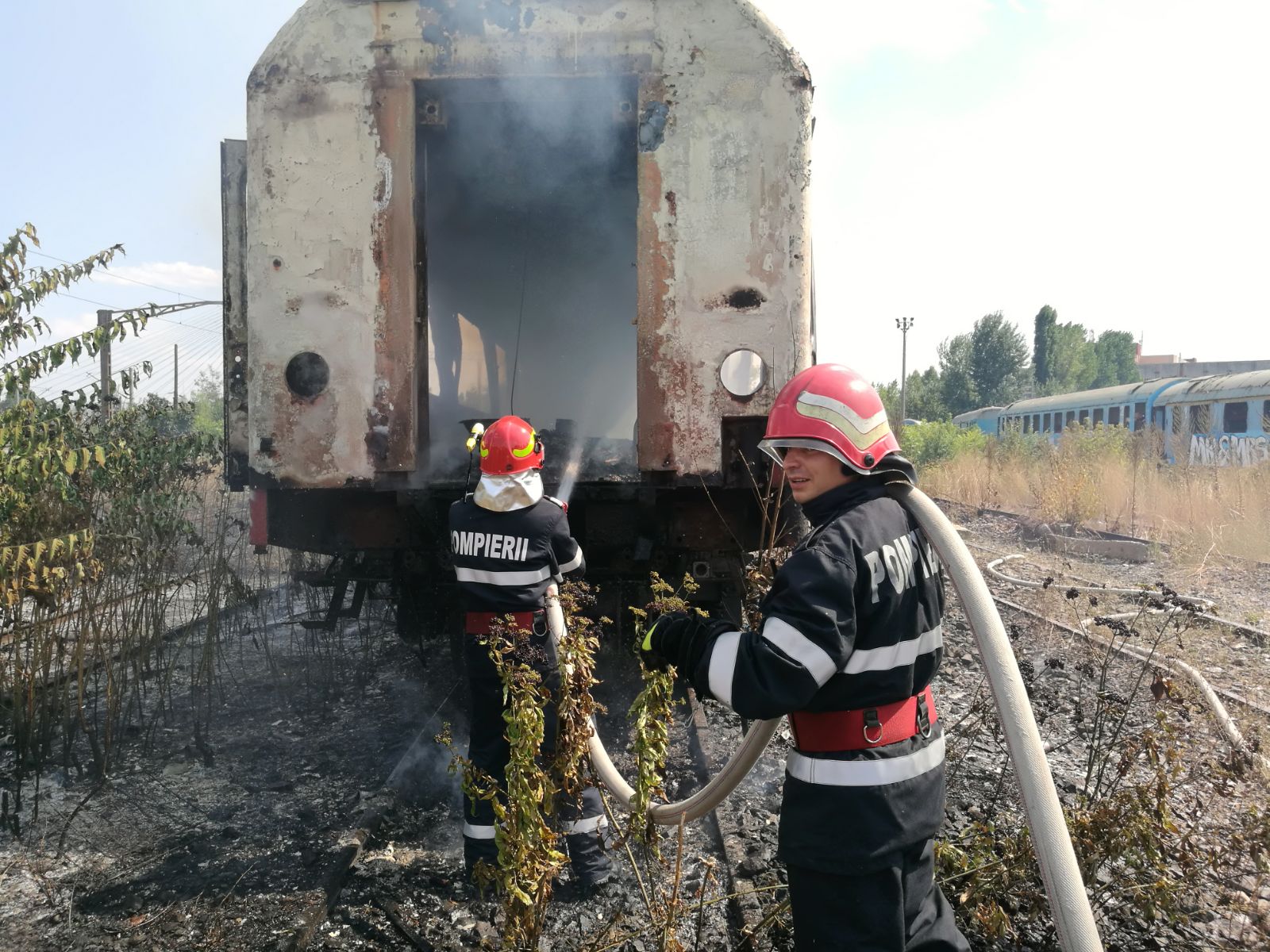 UPDATE: Incendiu în Gara Basarab, la un vagon dezafectat. Pompierii au stins flăcările - FOTO