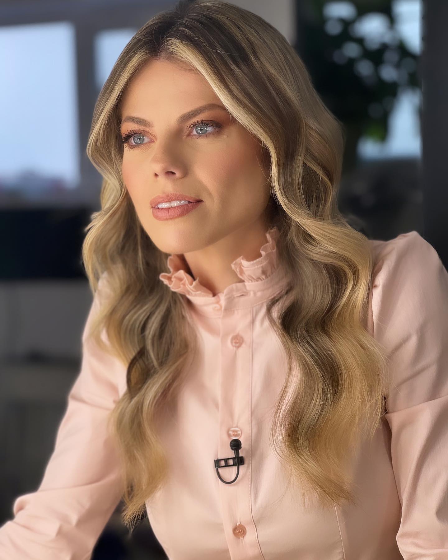 Imagini de la nunta Roxanei Hulpe. Tatăl preot a condus-o la altar, iar Cabral și Andreea Ibacka au fost nași