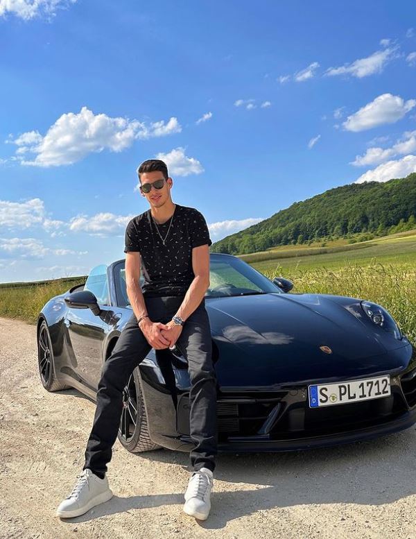 Victor Vlad Cornea a dus-o pe Andreea Bălan acasă, la Sibiu. Artista s-a fotografiat în bluza tenismenului: „Dragoste pură”