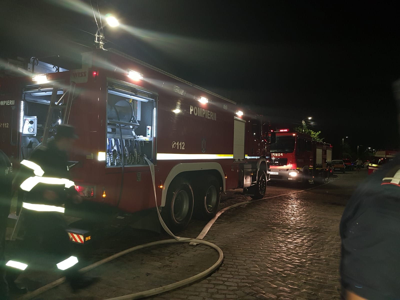 FOTO/ Incendiul din Brăila care a mistuit cinci case a fost provocat de un scurtcircuit. Doi oameni au ajuns la spital intoxicați cu fum