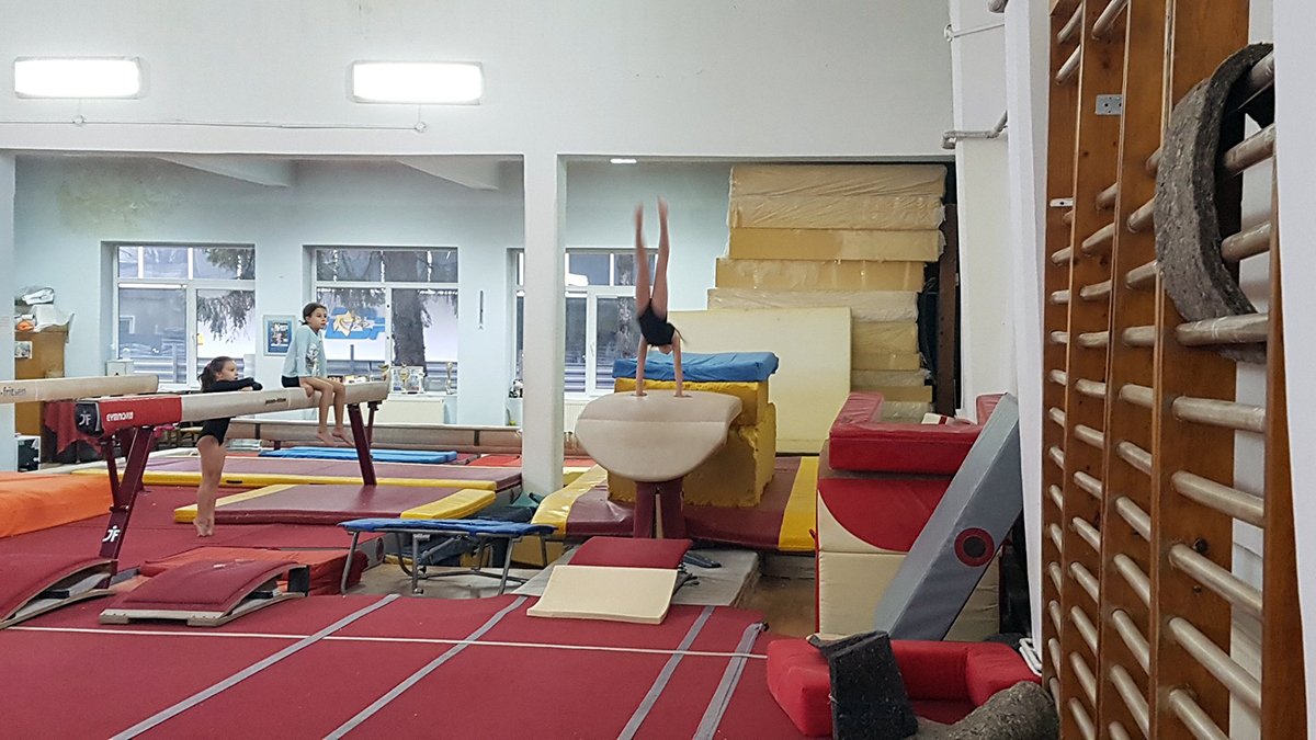 Cum îi umilesc Primăria și MTS pe sportivii de la CS Petrolul Ploiești, de unde au plecat multe campioane mondiale la gimnastică. Clubul a ajuns o groapă de gunoi: ”Dacă vine un cutremur, murim ca șoarecii”