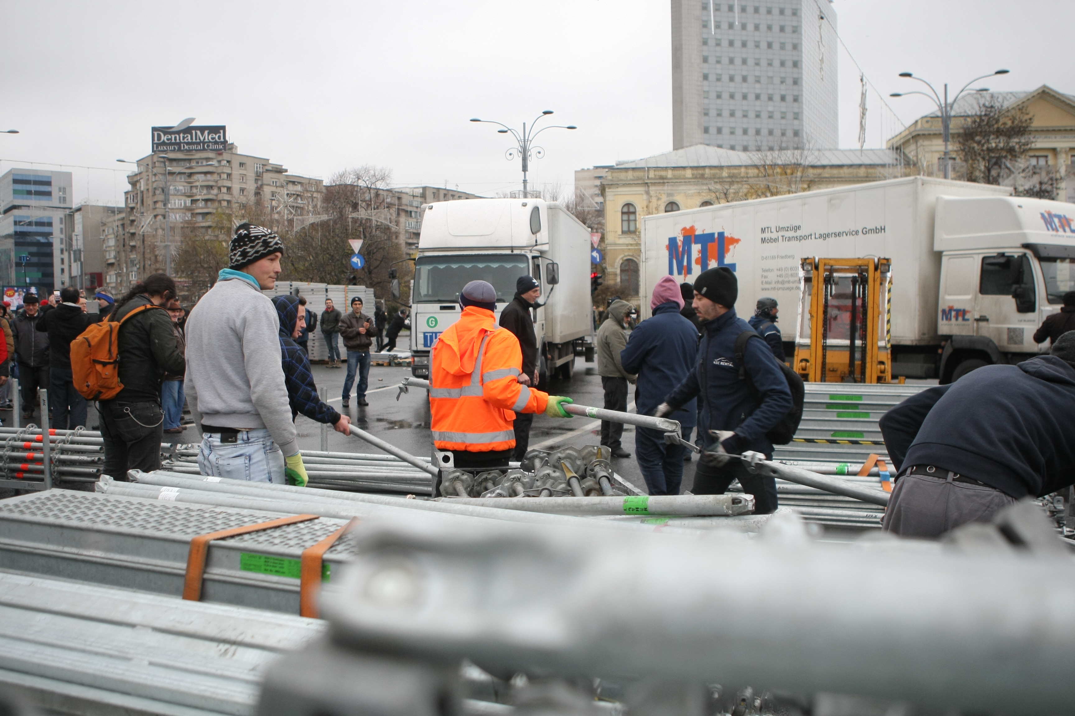 UPDATE. Protest și incidente în Piața Victoriei. Anchetă MAI după împiedicarea organizării târgului de Crăciun/ FOTO