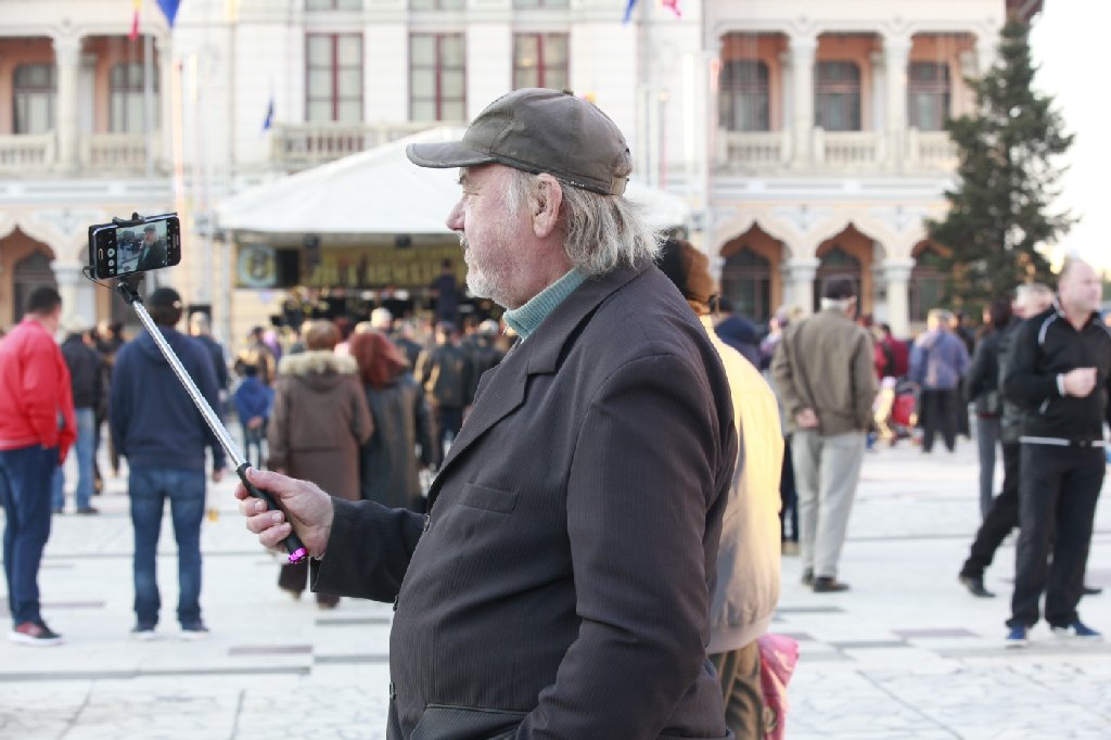 REPORTAJ: Sute de buzoieni au poftit la fasolea cu ciolan gătită în stil cazon de Ziua Armatei. "Bună fasolea, dar cam chioară. Nu prea am găsit ciolanul”- FOTO&VIDEO