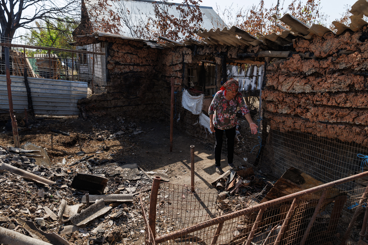 REPORTAJ. Crevedia, o lună după explozii. Și-a plâns caprele care au murit în suferință, iar acum, la 76 de ani, se acomodează cu viața în container: „E ca-n paradis, nu cade tavanul pe mine!”