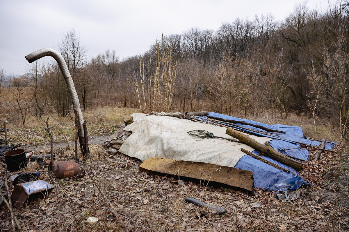 După ce i s-a stricat soba din bordei, un pensionar din Iași se încălzește doar cu pisici: „Problema țării e că sătulul nu crede la ăl flămând” | REPORTAJ