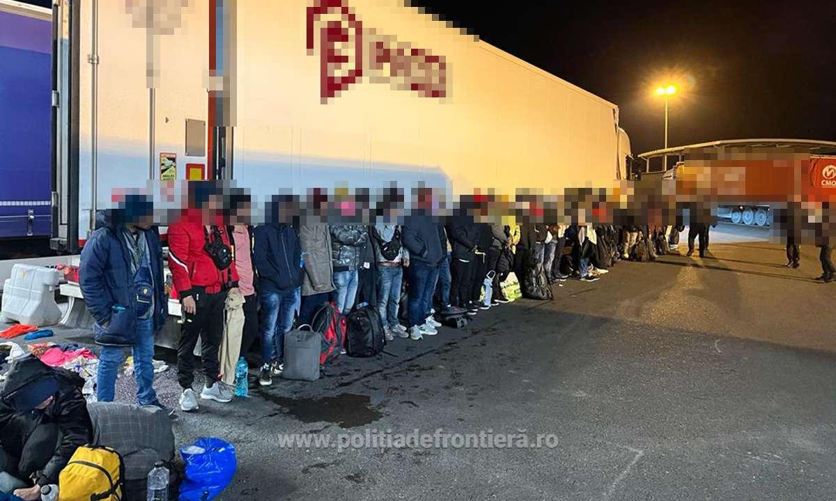 137 de migranți, găsiți ascunși printre mărfuri, în 5 TIR-uri care ieșeau din țară pe la Vama Nădlac