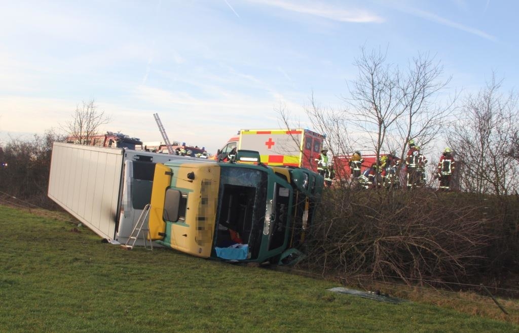 Șofer român de TIR scos cu greu din cabină, după ce, beat, a răsturnat camionul pe câmp, lângă o autostradă din Germania