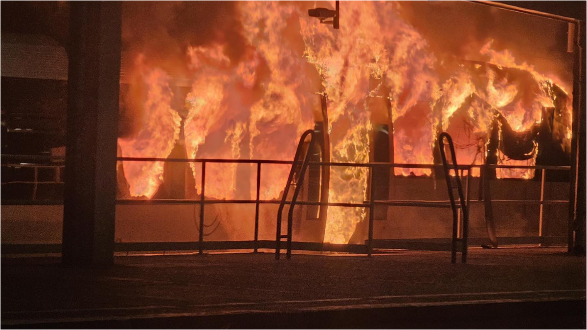 Un tren a luat foc pe peron, în gara din Berlin. Doar mecanicul și controlorul erau în garnitura care a ars complet