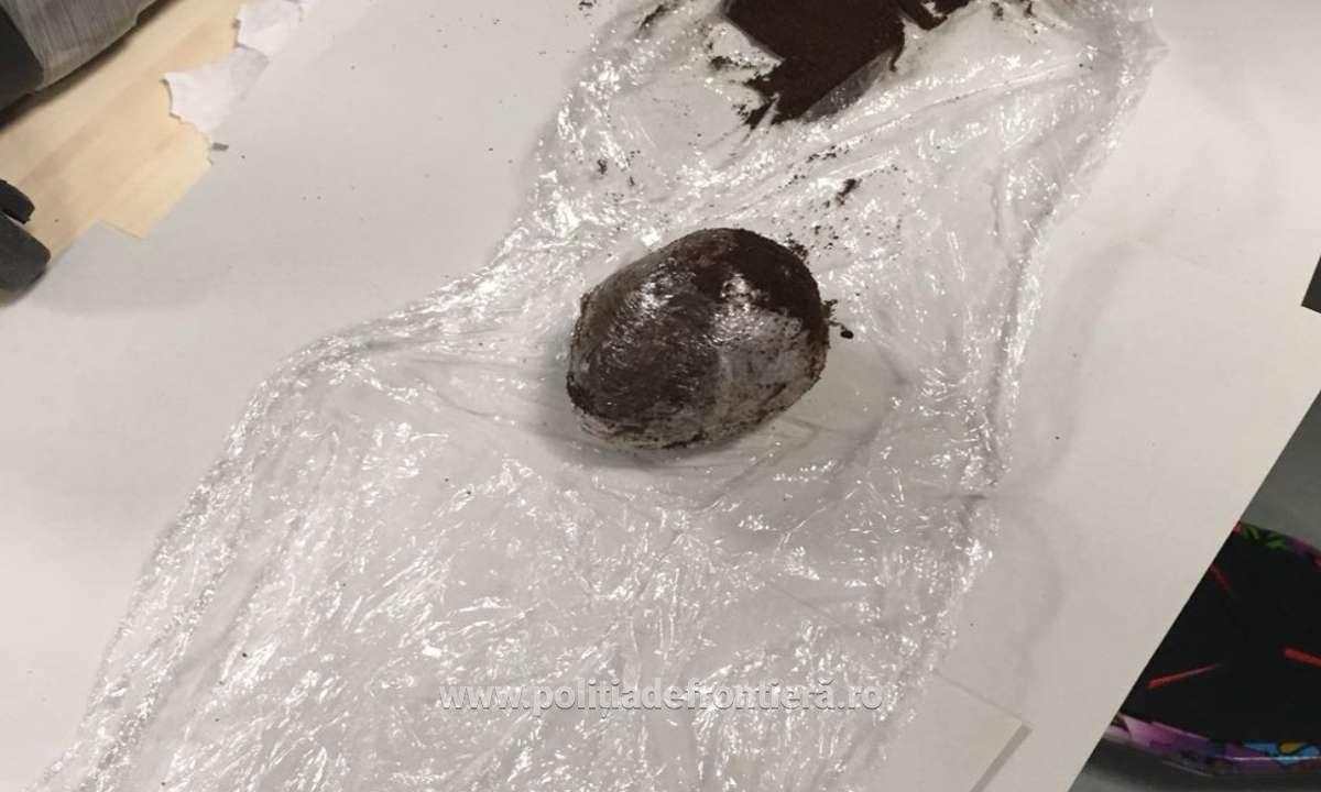 Un italian a fost prins cu droguri în Aeroportul Otopeni. Bărbatul a prezentat un buletin fals / FOTO&VIDEO