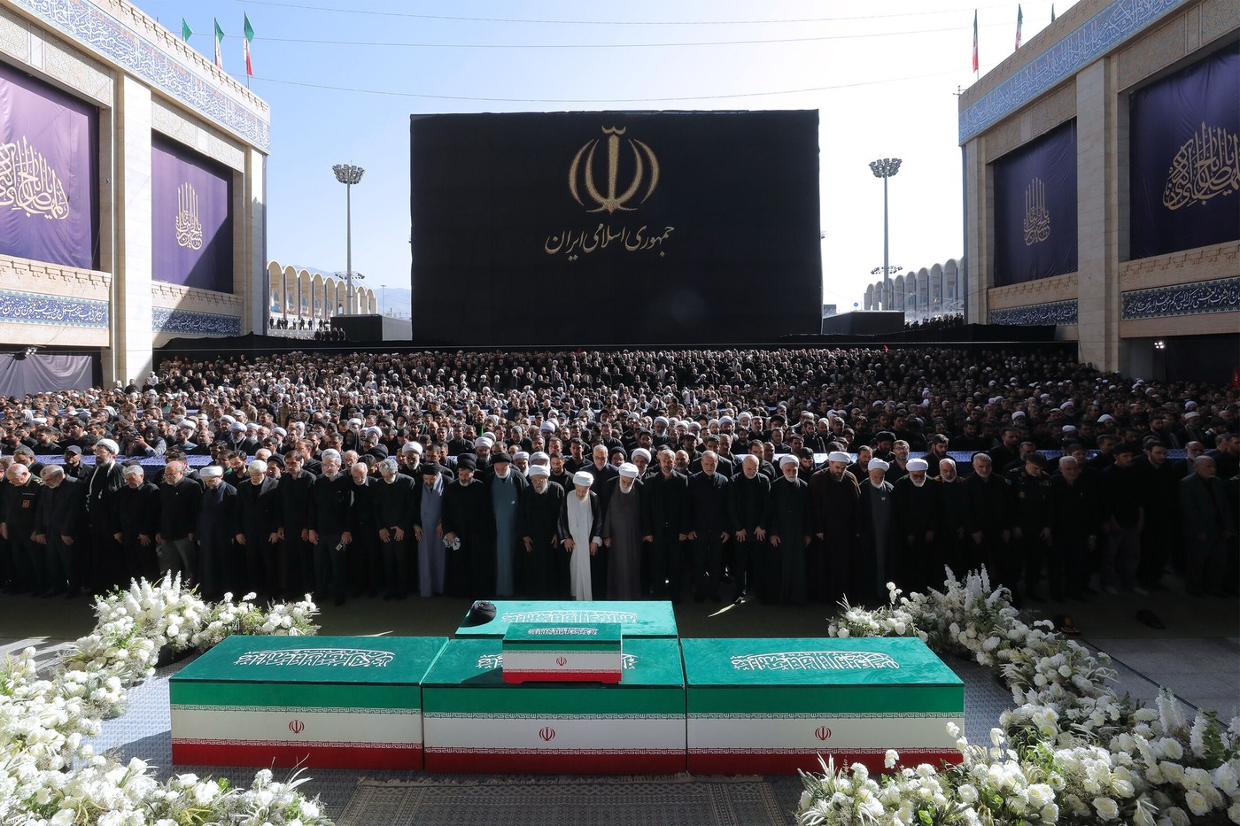Imagini uluitoare de la funeraliile lui Khamenei din Iran unde portretul lui Donald Trump „a fost lapidat” ca în ritualurile religioase I VIDEO