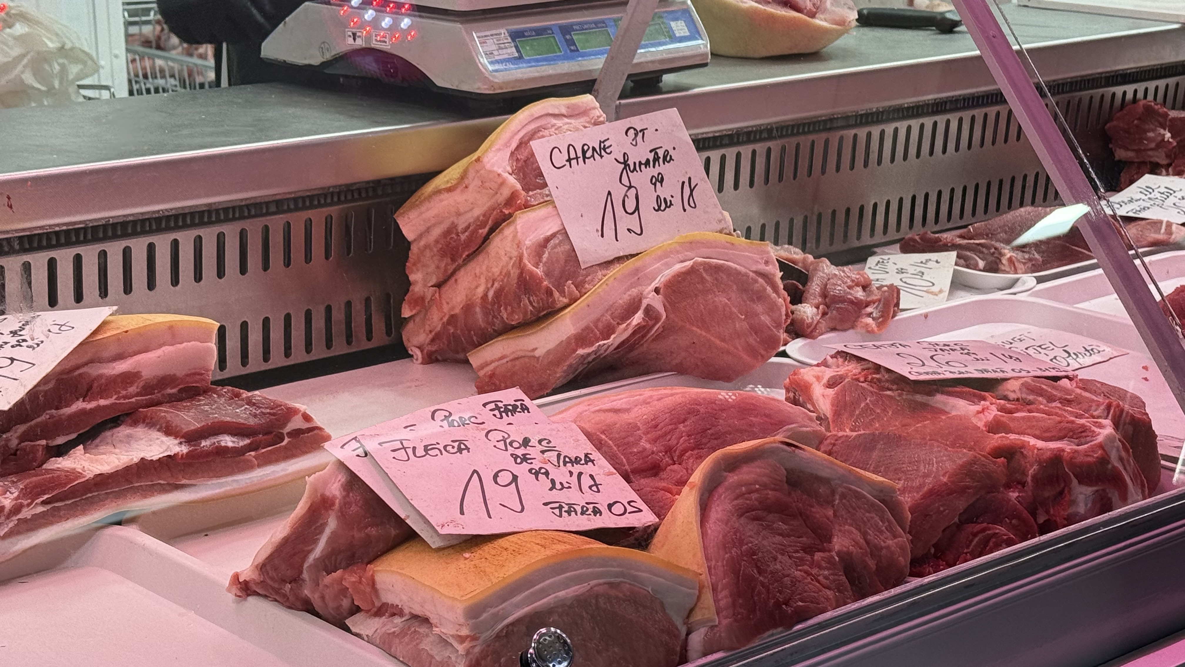 A început bătălia pentru carnea de porc. Reportaj în hala Obor: cât ne costă preparatele pentru sarmale și tobă?