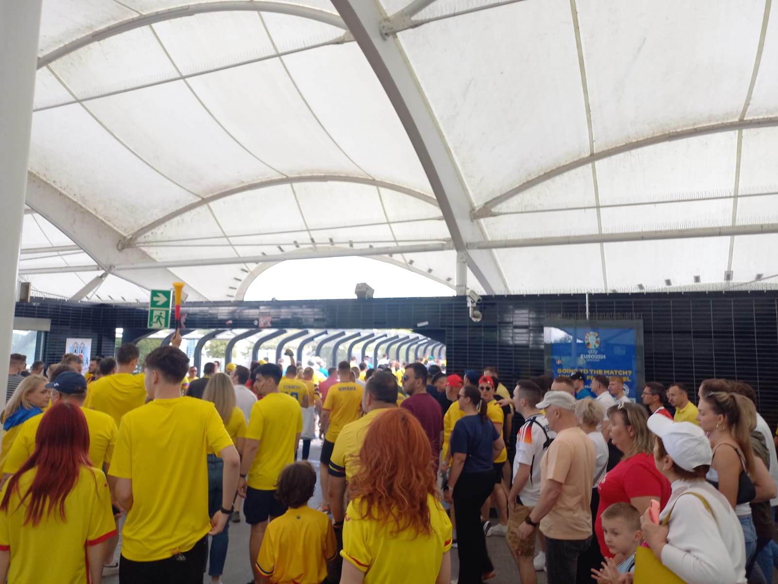 Suporterii români au ajuns la stadion: „Nebunie, frate!” | FOTO