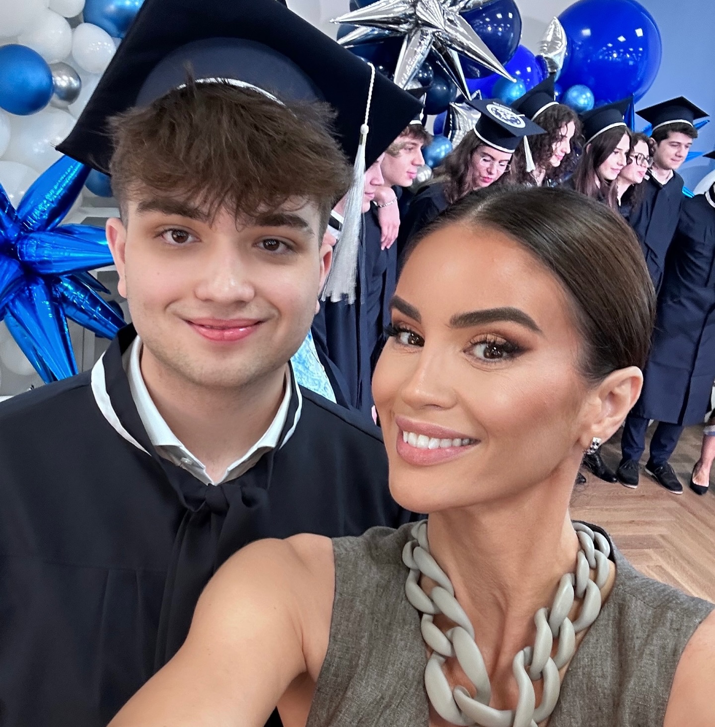 Cum a apărut Geanina Ilieș la liceul unde băiatul ei a dat Bacalaureatul. Îmbrăcată în galben și cu geanta Louis Vuitton pe umăr, vedeta a avut emoții
